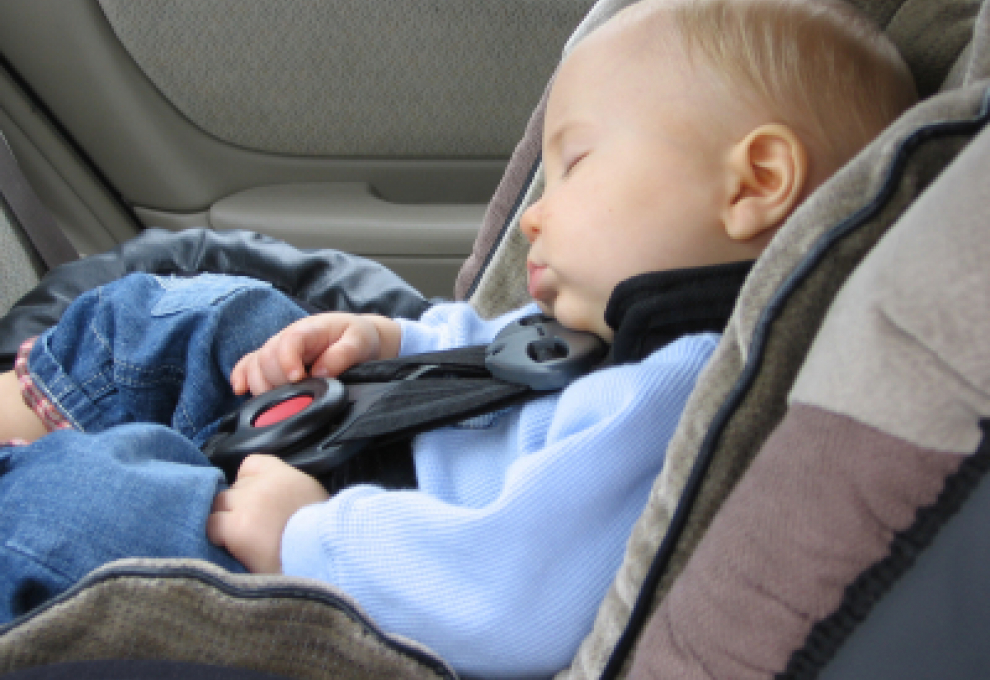 Los peligros de dejar a los niños solos en el auto