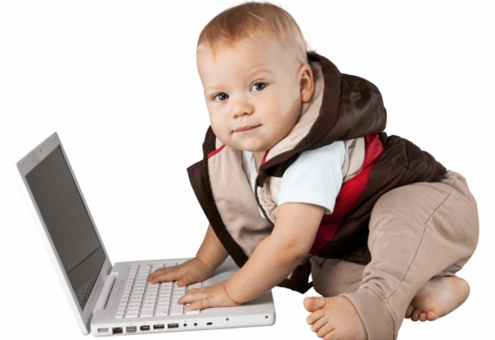 Bebés, niños pequeños y pantallas: ¿a qué edad pueden empezar a usarlas?, ¿qué cuidados tener?