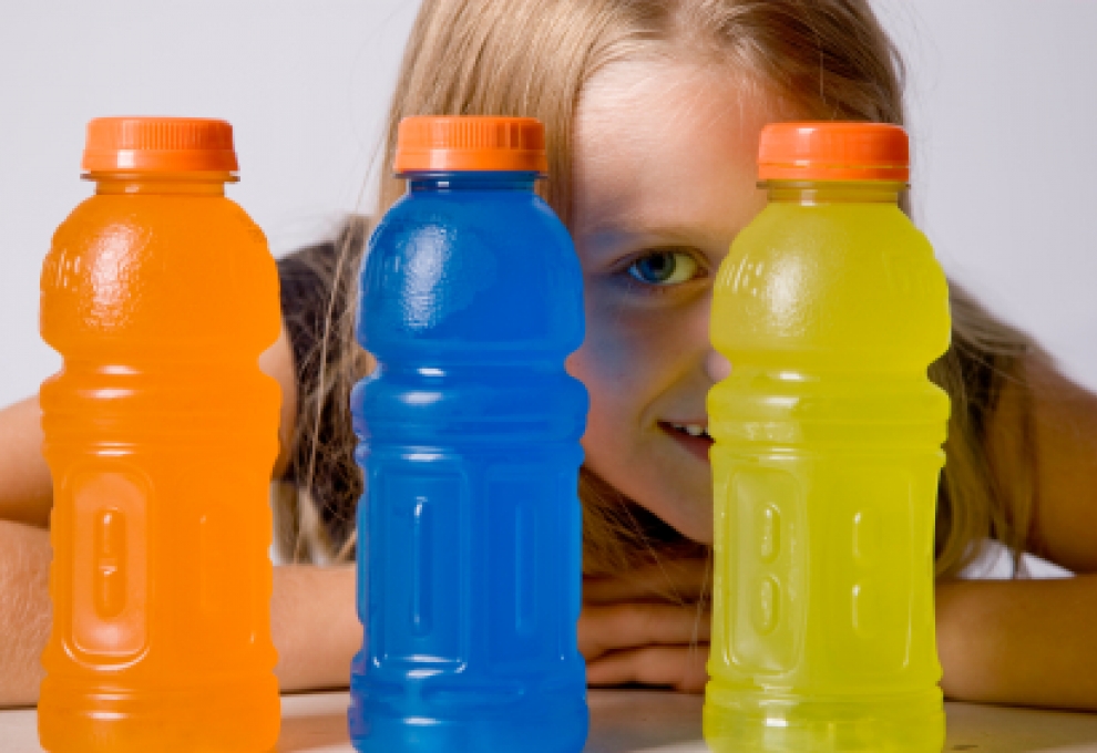 Los peligros del consumo de bebidas energizantes y deportivas en niños y adolescentes 