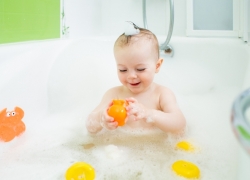 ¿A qué jugar mientras bañamos al bebé?